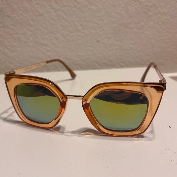 OWLS
AJ Morgan SKU: 84001-CHAMPAGNE - Picture 2 of 4